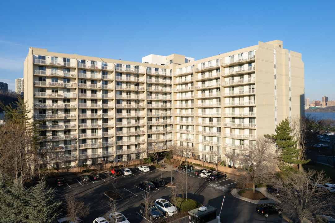 Admiral's Walk in Edgewater, NJ - Building Photo