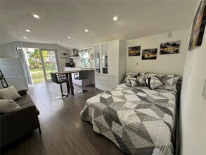 18481 SW 208th St in Miami, FL - Foto de edificio - Building Photo