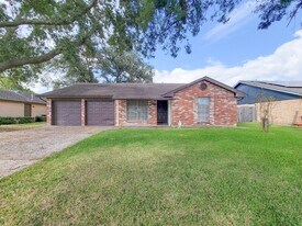 2114 Yorktown Ct N in League City, TX - Building Photo