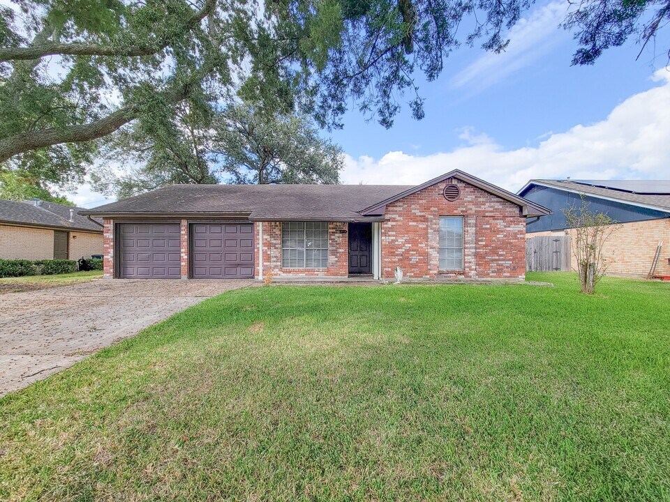 2114 Yorktown Ct N in League City, TX - Building Photo