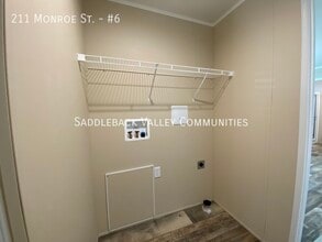 211 Monroe St in Rawlins, WY - Foto de edificio - Building Photo