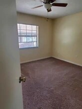 915 E 109th Ave, Unit B in Tampa, FL - Foto de edificio - Building Photo