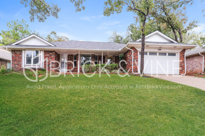 1608 Ridgecrest Rd in Edmond, OK - Building Photo
