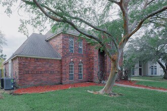 17527 Sandy Cliffs Dr in Houston, TX - Foto de edificio - Building Photo