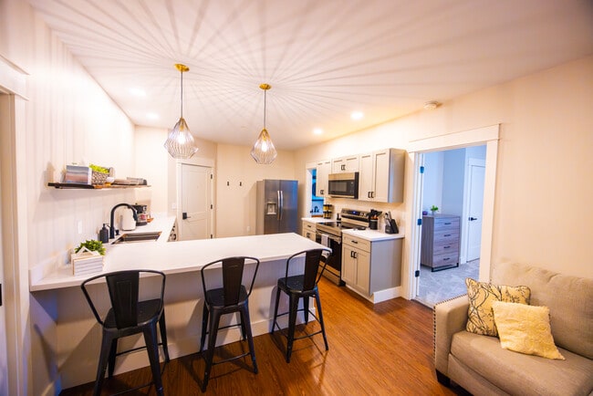 58 South St, Unit 1 in Glens Falls, NY - Foto de edificio - Building Photo