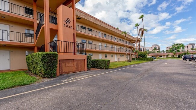 5020 Brittany Dr S in St. Petersburg, FL - Building Photo - Building Photo