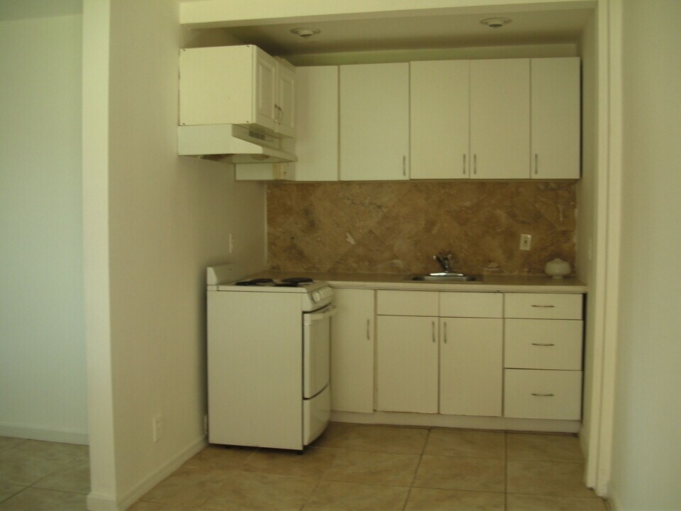 1649 Moffett St in Hollywood, FL - Building Photo