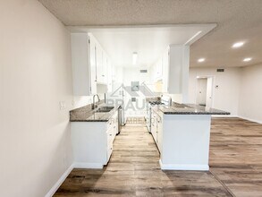 6039 Whitsett Ave, Unit 205 in Los Angeles, CA - Building Photo - Building Photo