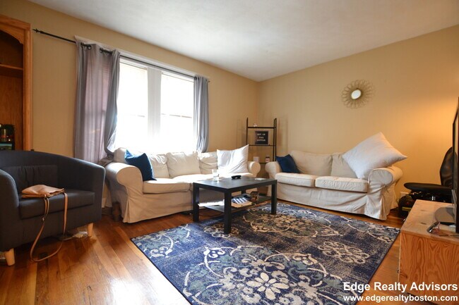 82 Beechcroft St, Unit 1 in Boston, MA - Foto de edificio - Building Photo