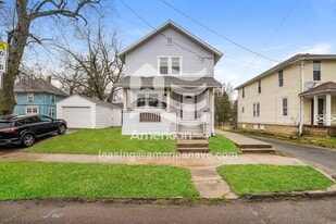 211 W Richmond Ave in Peoria, IL - Building Photo