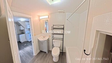 402 Fourth St. Apt., Unit 2 in Old Town, ME - Foto de edificio - Building Photo