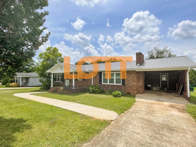 13045 Old White Horse Rd in Travelers Rest, SC - Foto de edificio - Building Photo