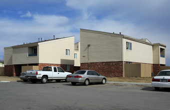 The Meadows Apartments in Tulsa, OK - Building Photo - Building Photo