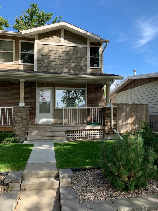 235 28 St S in Lethbridge, AB - Building Photo