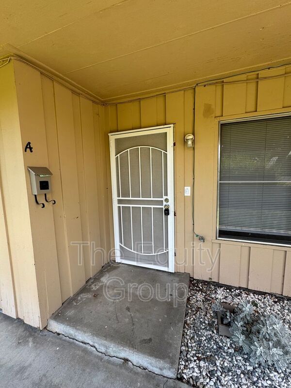 1140 W Tulare Ave in Visalia, CA - Building Photo - Building Photo