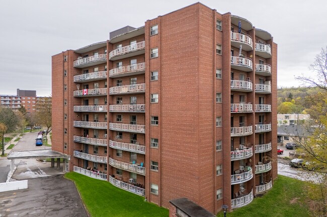 Village Green - Robinare in Hamilton, ON - Building Photo - Primary Photo