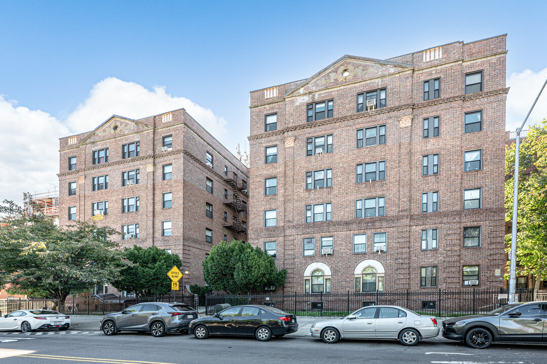 Sanford Plaza in Flushing, NY - Building Photo