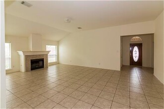 19619 Nara Vista Dr in Tomball, TX - Foto de edificio - Building Photo