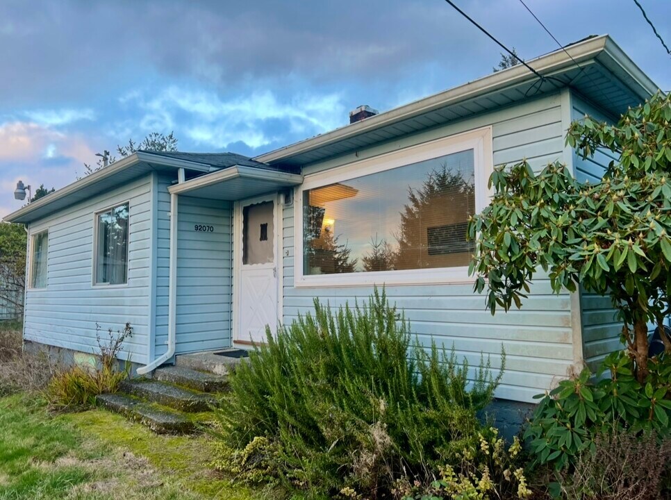 92070 Cape Arago Hwy in Coos Bay, OR - Building Photo
