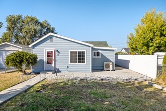 110 N Douglas Ave in Pasco, WA - Building Photo - Building Photo