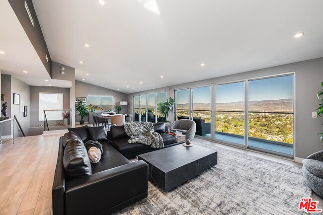 7191 Pacific View Dr in Los Angeles, CA - Building Photo - Building Photo