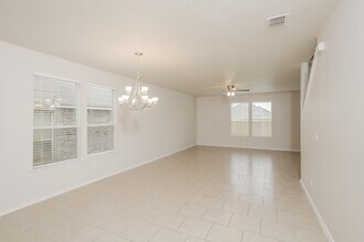 1606 Desert Candle in San Antonio, TX - Foto de edificio - Building Photo