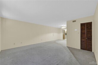 19 S 5th St in McAllen, TX - Foto de edificio - Building Photo