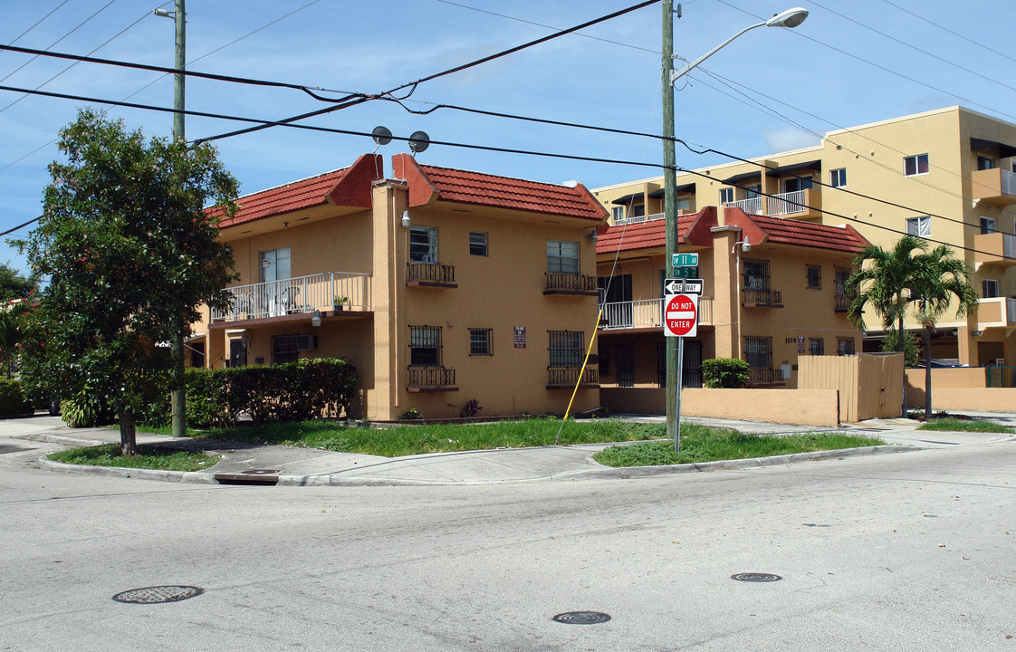 1110 SW 5th St in Miami, FL - Foto de edificio