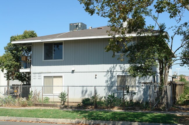 1013-1023 W 14th St in Merced, CA - Foto de edificio - Building Photo