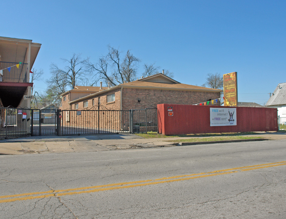 2436 E 6th St in Tulsa, OK - Foto de edificio