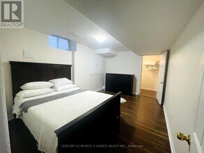 5551 Meadowcrest Ave in Mississauga, ON - Building Photo - Building Photo