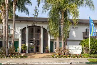 Huntington Parkside in Huntington Beach, CA - Foto de edificio - Building Photo