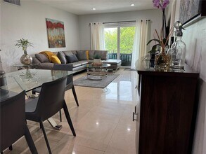 14036 SW 90th Ave in Miami, FL - Foto de edificio - Building Photo