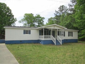 102 Thomas Jefferson Dr in Roanoke Rapids, NC - Building Photo
