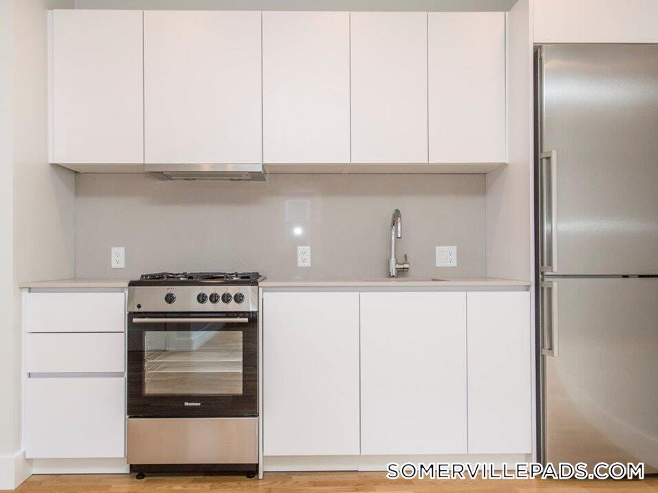 136 Highland Ave in Somerville, MA - Building Photo