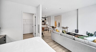 2133 N Elston Ave in Chicago, IL - Foto de edificio - Building Photo