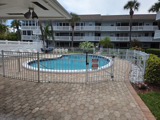1965 SE 5th Ct, Unit 105 N in Pompano Beach, FL - Foto de edificio - Building Photo