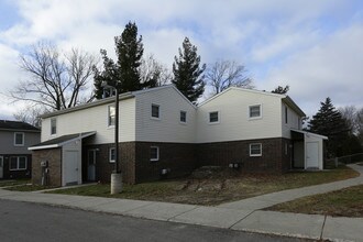 Robertson Court in Ionia, MI - Foto de edificio - Building Photo