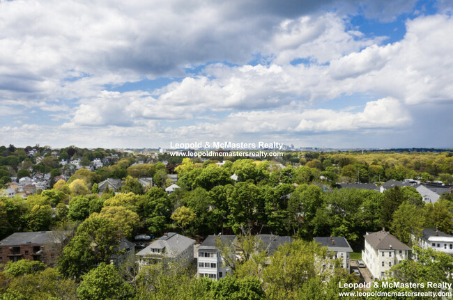 28 Bridge St, Unit 207 in Quincy, MA - Foto de edificio - Building Photo