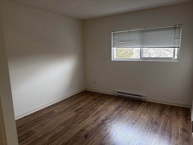 1150 Queens Ave in Victoria, BC - Building Photo - Building Photo