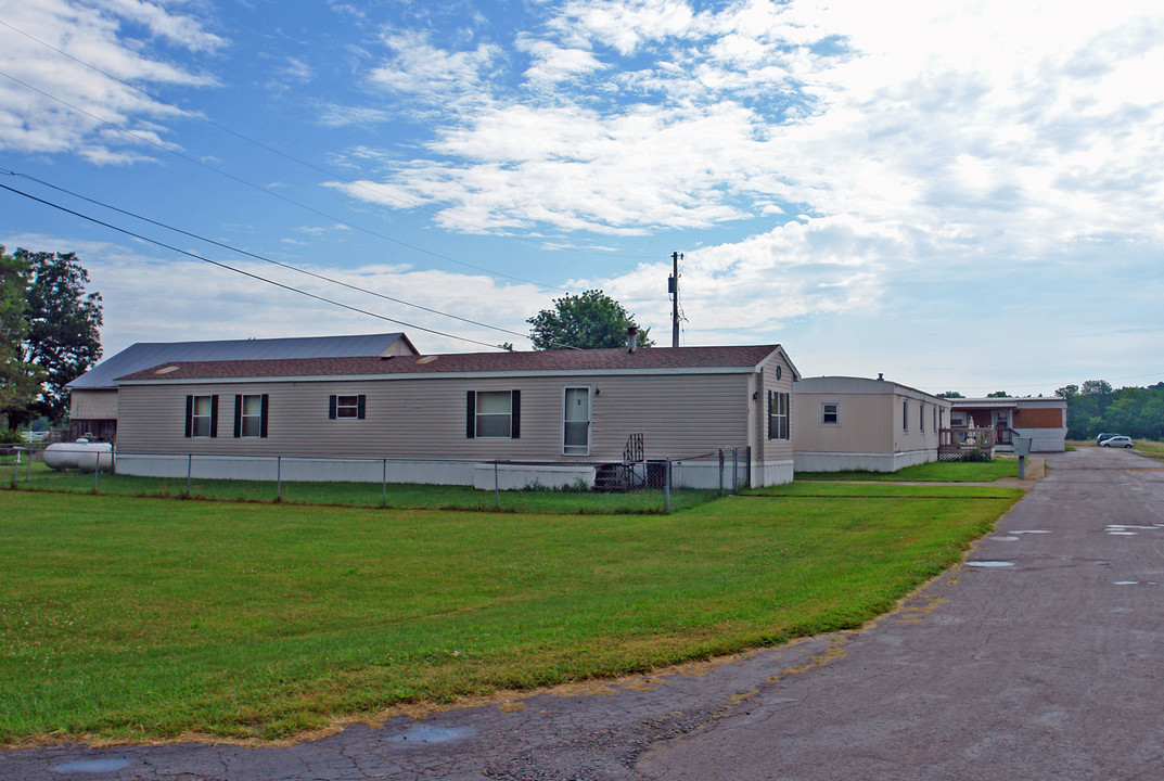 808 S Clayton Rd in New Lebanon, OH - Building Photo