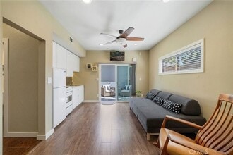 215 Monterey Dr, Unit Studio in Laguna Beach, CA - Foto de edificio - Building Photo