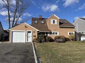 26 Polo Ln in Westbury, NY - Building Photo