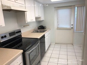 555 S Gulfstream Ave-Unit -#104 in Sarasota, FL - Building Photo - Building Photo