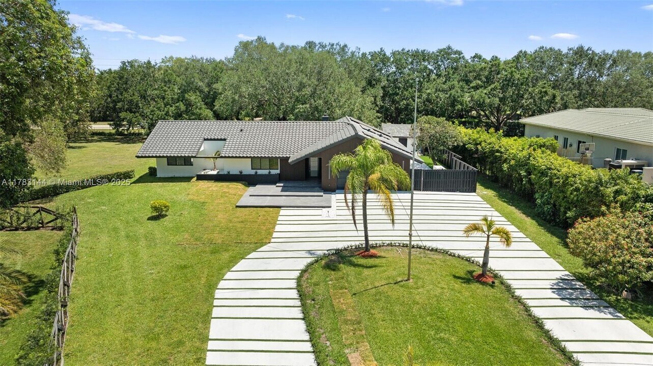 5020 Hawkhurst Ave in Southwest Ranches, FL - Building Photo