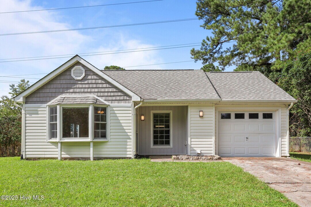 105 Wedgewood Dr in Jacksonville, NC - Building Photo