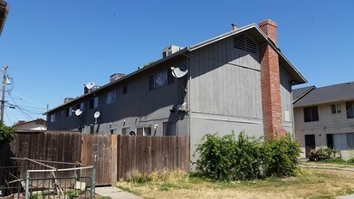 8613 Santa Paula Way in Stockton, CA - Foto de edificio - Building Photo