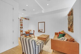 140 Scholes St, Unit 3A in Brooklyn, NY - Foto de edificio - Building Photo