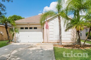 7526 Oxford Garden Cir in Apollo Beach, FL - Building Photo