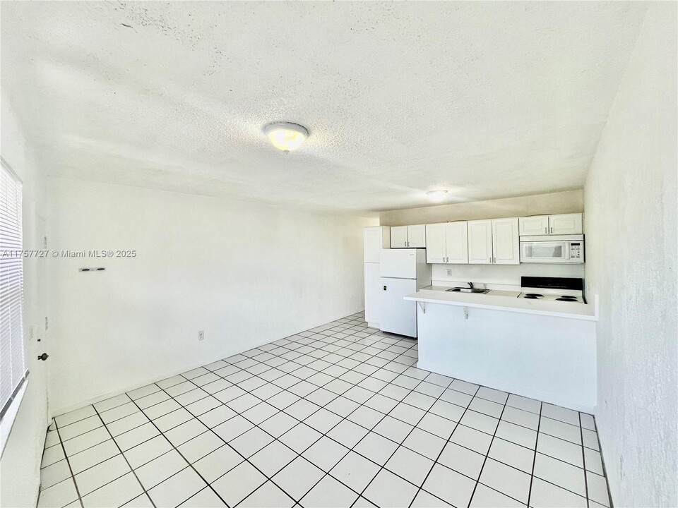 2987 NW 46th St in Miami, FL - Building Photo